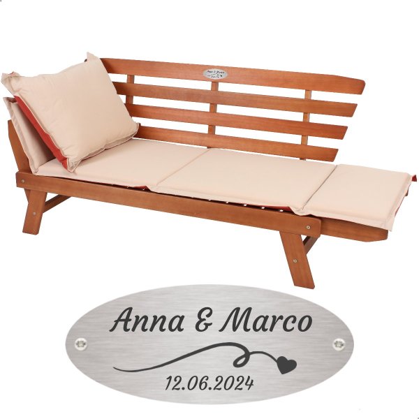 Hochzeitsbank mit Gravur-Schild zB Herz Schweif (Namen), Klappbank Fortuna 2-Sitzer Holz-Bank 162cm inkl. Auflage, Edelstahlschild personalisiert, Geschenk zur Hochzeit